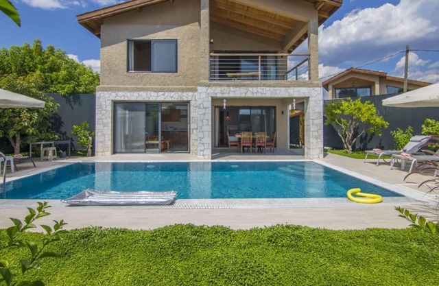 Gorgeous Villa with Private Pool and Jacuzzi in Fe