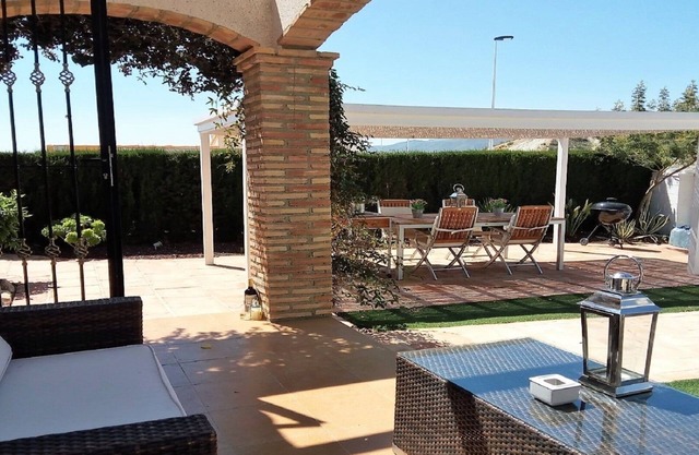 SCHÖNE FAMILIENVILLA AUF GOLFPLATZ / PRIVATER GARTEN / POOL / KLIMAANLAGE SCHLAFEN 4/5 + COT.