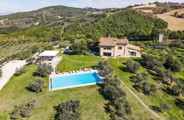 Villa mit privatem Pool und Klimaanlage. Bei 10 km von Todi, 3 km Dorf