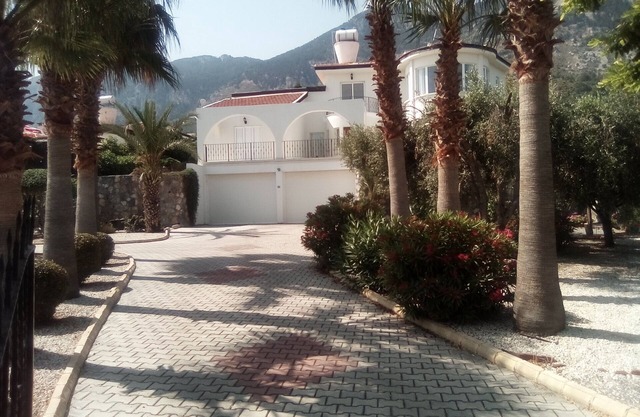Villa mit privatem Pool, Meer- und Bergblick