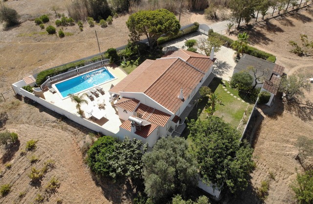 Freistehende Villa mit privatem Pool und Grillplatz. insgesamt Beschaulichkeit