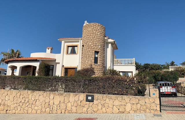 Villa mit privatem Pool und Meerblick