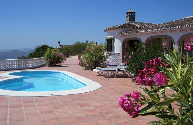 Villa mit privatem Pool, See- und Bergblick