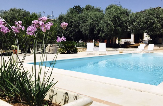 Villa with private pool and large green areas just minutes from the city center
