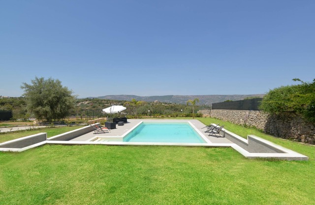 Villa mit Privatpool und Ausblick.