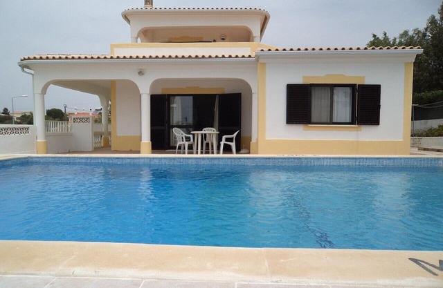 Villa mit privatem Pool und Tennisplatz mit Blick auf das Meer