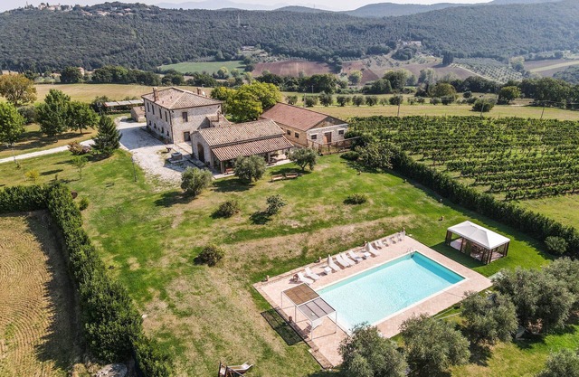 Villa mit privatem Pool, Fahrrädern, 2 km von Stadt. Ruhige Gegend/Panoramablick