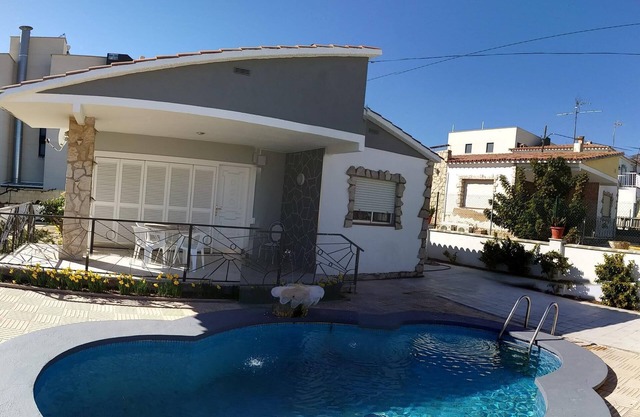 Villa mit privatem Pool, Parkplatz, Garage und Garten (100m Strand, 8 Personen)