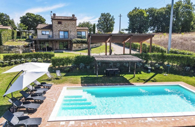 Villa mit privatem Pool (offen vom 5 Mai 2025), Lademöglichkeit für Elektroautos