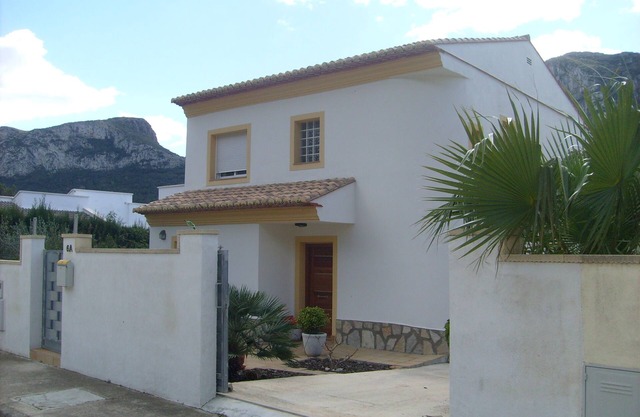 Nagelneue Villa mit privatem Pool und Bergblick