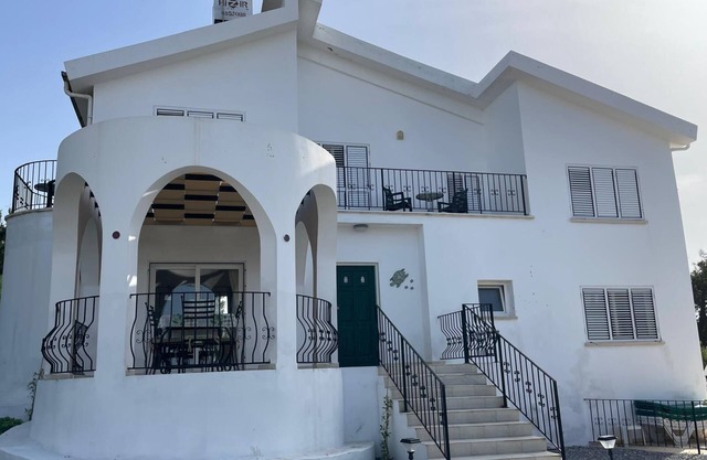 Villa mit privatem Pool, ruhiger Dorflage, Berg- und Meerblick