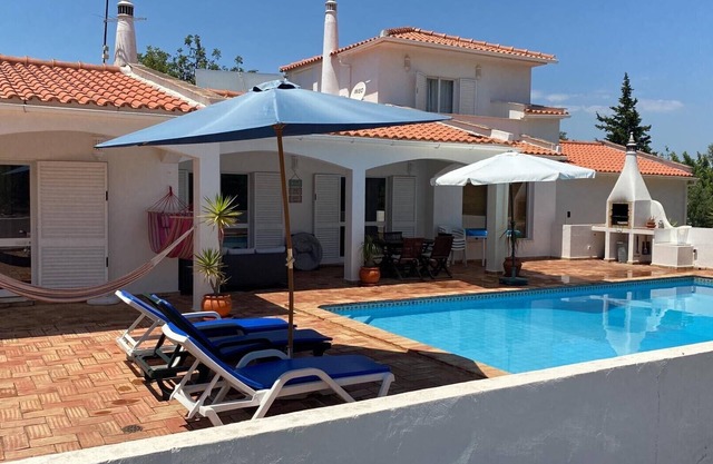 Schöne Villa mit privatem Pool, Terrasse, Garten und Spielplatz