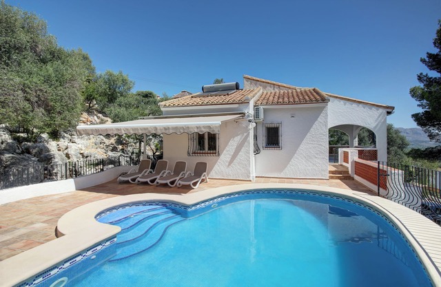 Villa mit privatem Pool, Terrasse und Veranda mit Meerblick.