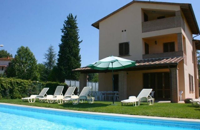 Villa mit privatem Pool, eingezäunten Garten und Wi-Fi-Anschluss, ideal für Gruppen. Gelegen an der
