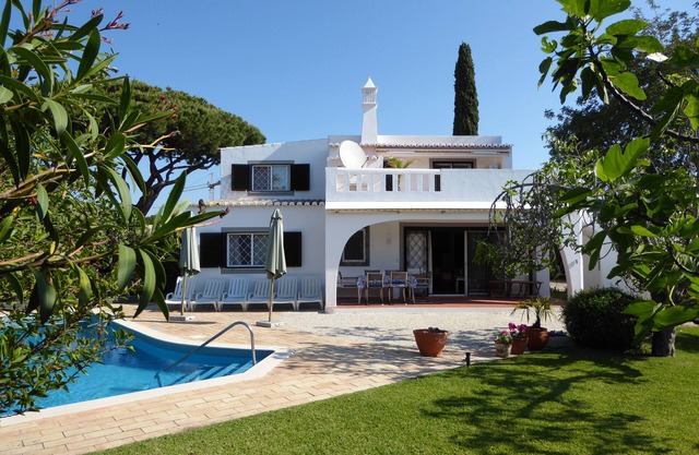 Villa mit Charme, Pool und großem Garten in Strandnähe