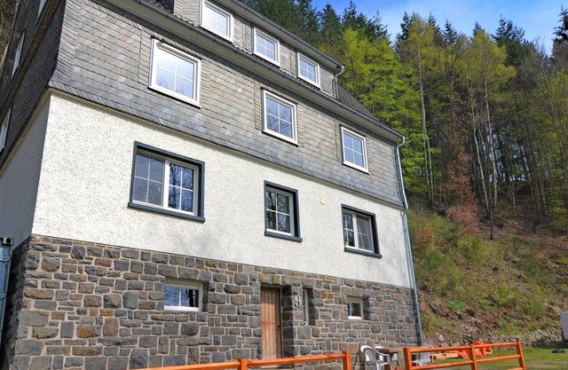 Idyllisches Ferienhaus im Wald in Liesen
