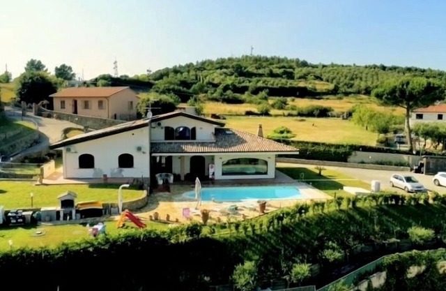 Villa mit Pool und Garten