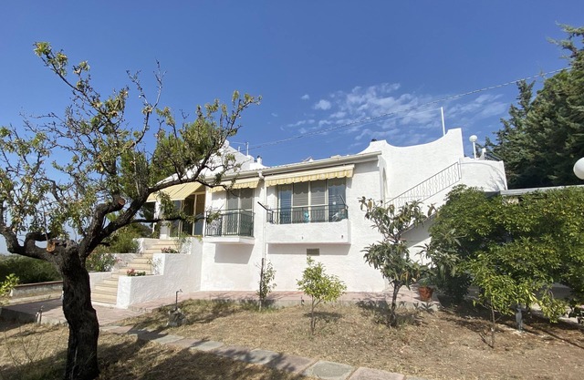 Villa mit Garten und Blick auf das Meer und die Olivenbäume