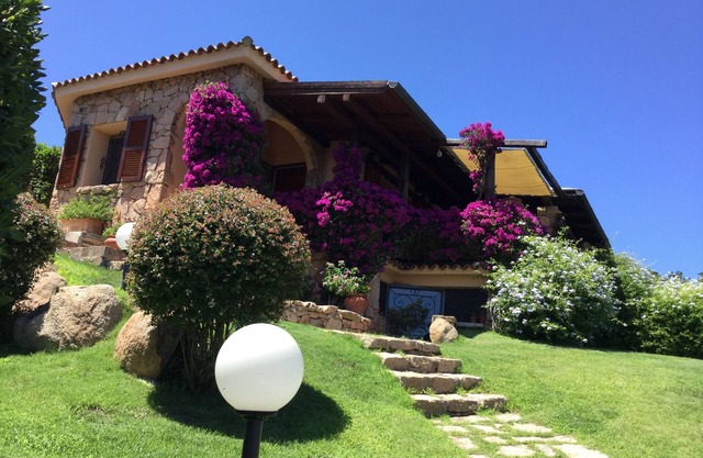 Villa mit Meerblick einen Steinwurf vom Strand entfernt