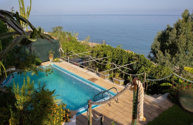 Haustierfreundliche Villa Con Piscina Vista Mare mit Meerblick, Pool und Garten