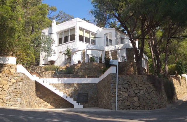 Villa with sea view 150 m from the beach, privileged location