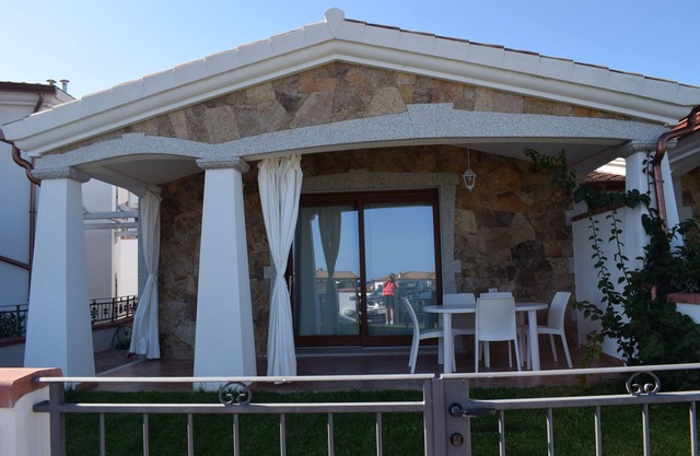 VILLA MIT MEERBLICK