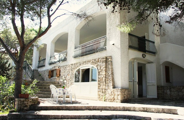 Villa mit Meerblick auf Gallipoli. Großer Garten mit Veranda und Grill