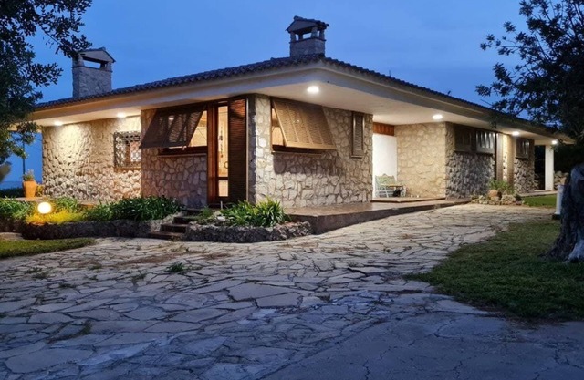 Villa mit großem Grundstück und Garten. Direkter Zugang zum halbprivaten Strand.