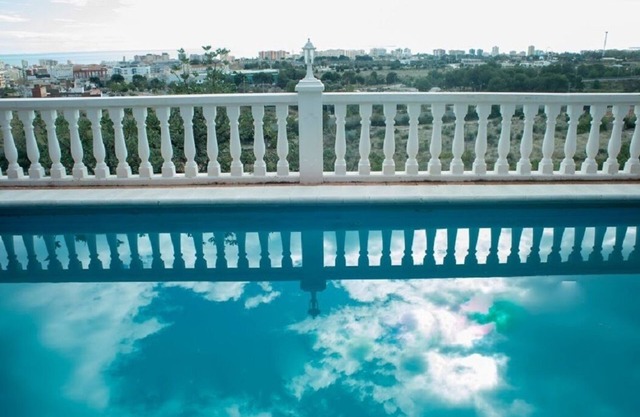 VILLA MIT MEERBLICK UND PRIVATEM POOL