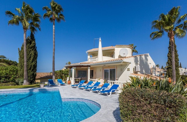 Villa mit meerblick in einem wunderbaren Garten