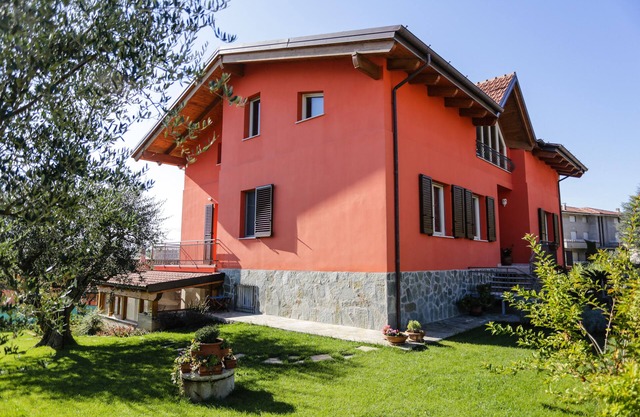 Villa mit Pool und großem Garten mit alten Olivenbäumen, gut ausgestattet-