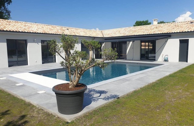 Villa with swimming pool near Lac d'Hourtin