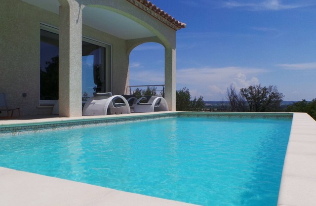 Villa mit Pool und Panoramablick