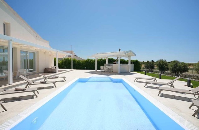 Villa with swimming pool in the Modica countryside