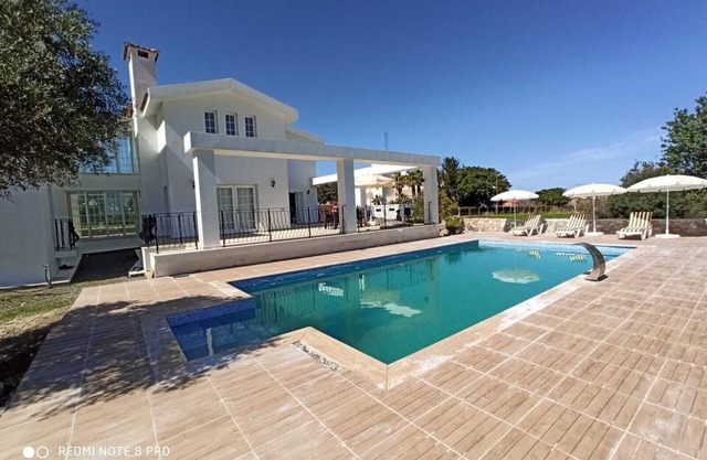 Große 4 Schlafzimmer Villa in der Nähe zum Strand