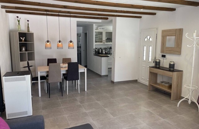 Villa mit Wlan, 2 Schlafzimmer, 2 Bäder, 3 Klimaanlagen und privater Pool