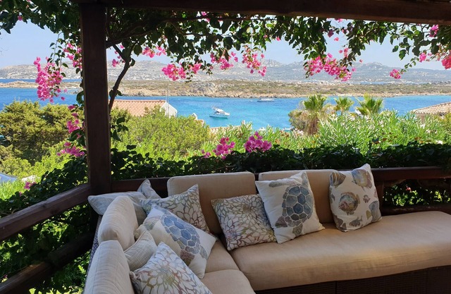 Villa with wonderful sea view, a few steps from the beach