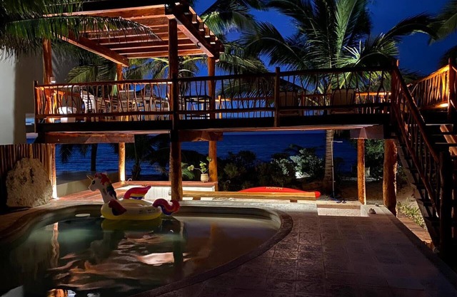 Casa Villa Zazil-frente a la playa con piscina y bar de piscina e internet