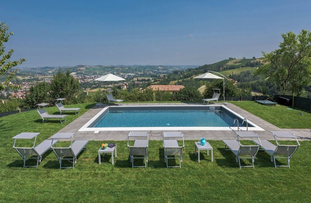 Villa Zeta- design villa with private pool overlooking the UNESCO hills