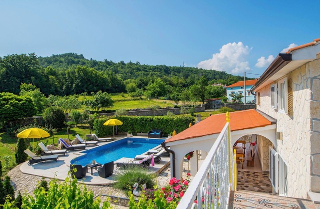 NEU Villa zum Träumen mit großzügigem Pool