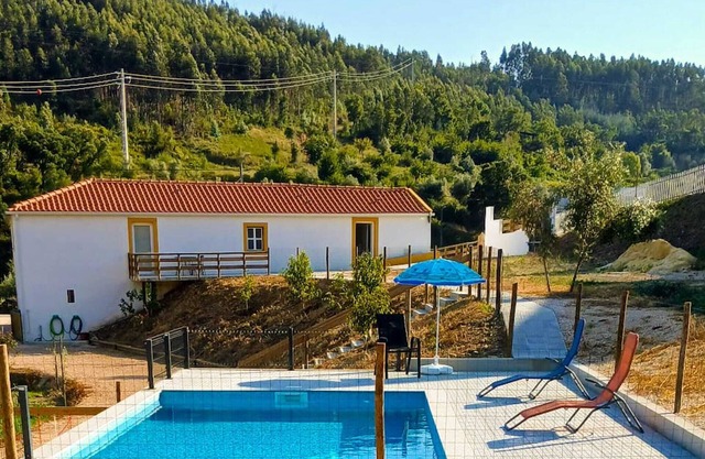 Villae Ceira e Serra-Charming Rustic Family House with Pool near Serra da Lousa