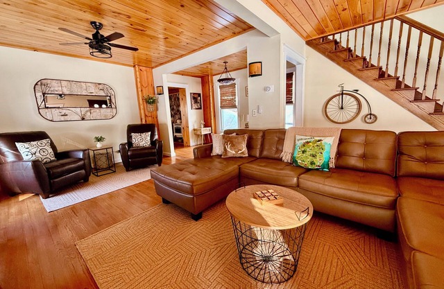 Village Cottages East: Town and Trails Main House with Hot Tub!
