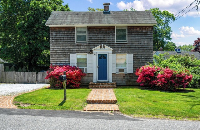 Village gem walk to Main Street fenced in property
