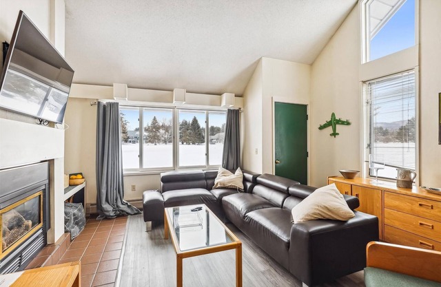 Village Green 10F: 2 br, gas fireplace, resort amenities!