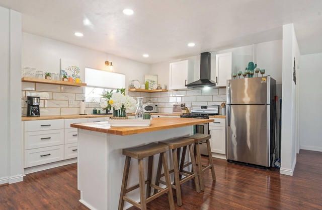 Village House - Hot Tub, Pool, walk to downtown shops