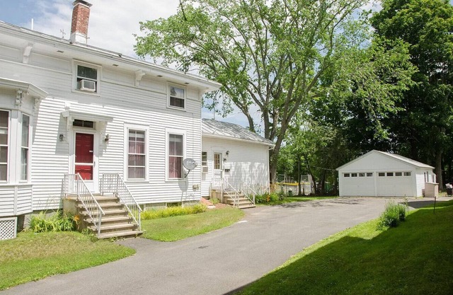 Village House, Sleeps 16, Free Parking, Walk to town, Mid-coast hub