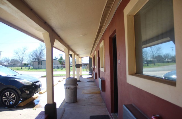 Village Inn Cotulla