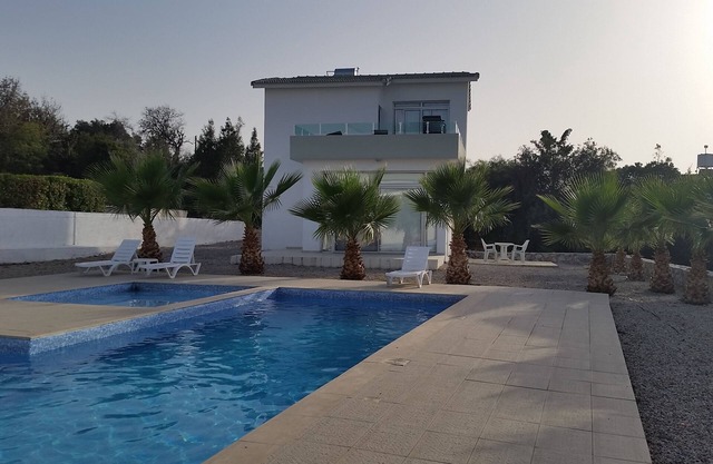 Village Lage mit herrlichem Meer- / Poolblick, 3 Minuten zu Fuß von Restaurants