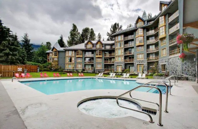 Village Retreat: 2 Bed, 2 Bath, HUGE Pool, Hot Tubs, Air Conditioning, Mtn Views