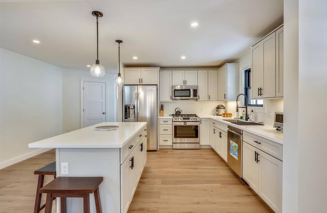 Village with a View: 4 br, a/c, deck, Mansfield views!